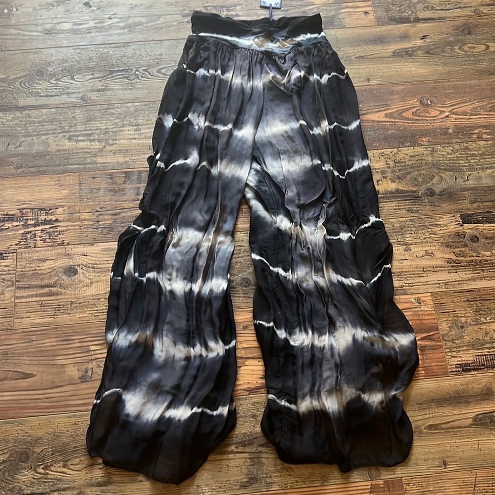 Brand new with tags wide leg comfy pants. Great for beach walks size small